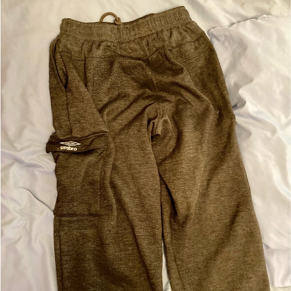 Umbro thick gray sweatpants with pockets and drawstring. Size large